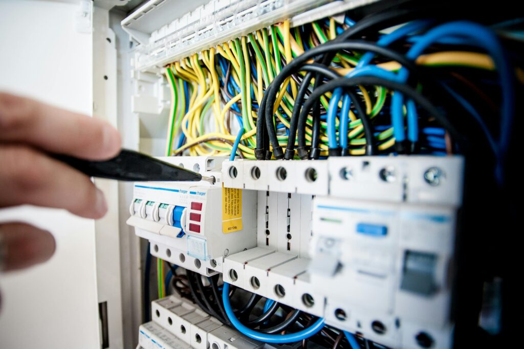 Villanyszerelés Teljes körű villanyszerelési szolgáltatások családi házak, lakások és kisebb vállalkozások számára. Új elektromos rendszerek kiépítése, hibajavítás, hálózatbővítés és felújítás – minden esetben pontosan, biztonságosan, a legfrissebb előírások szerint.